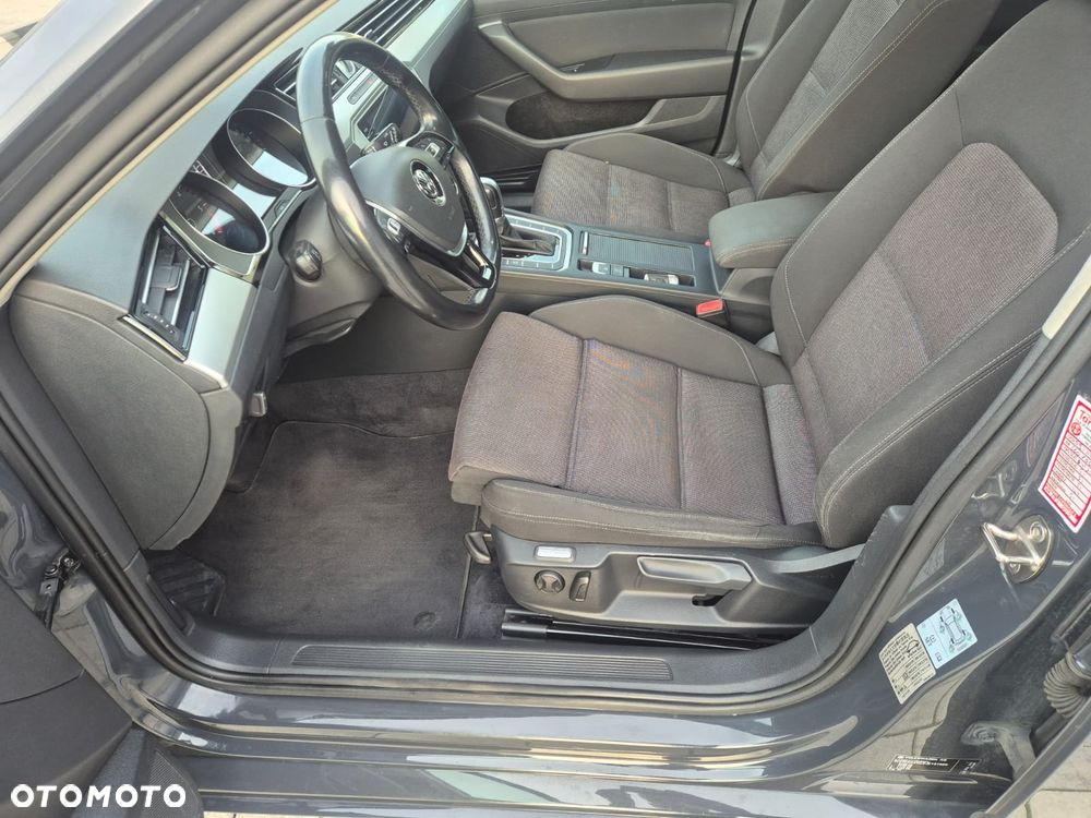 Volkswagen Passat 2.0 TDI SCR DSG Comfortline - 12
