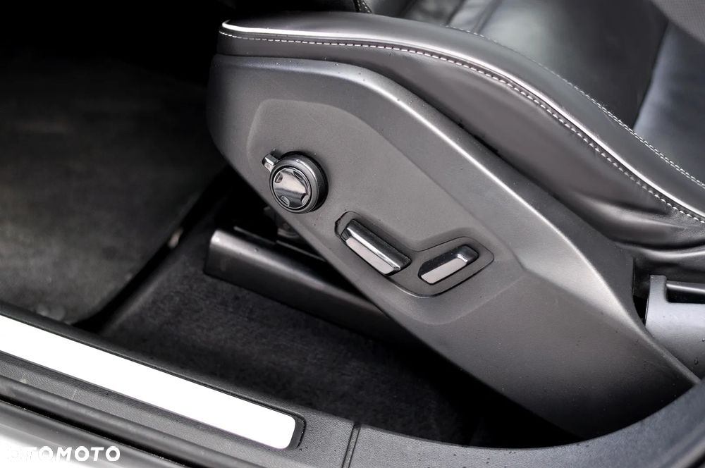 Volvo XC 60 B4 D AWD Ultimate Dark - 31