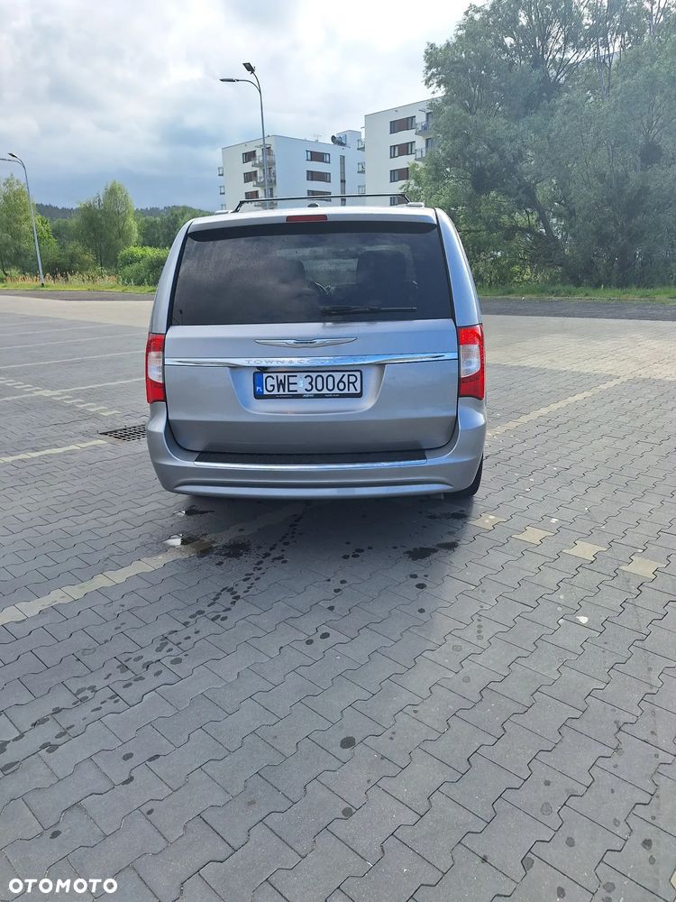 Chrysler Town & Country - 4