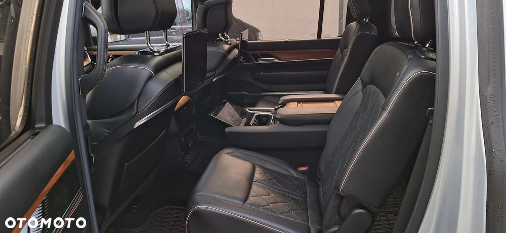 Jeep Grand Wagoneer - 15