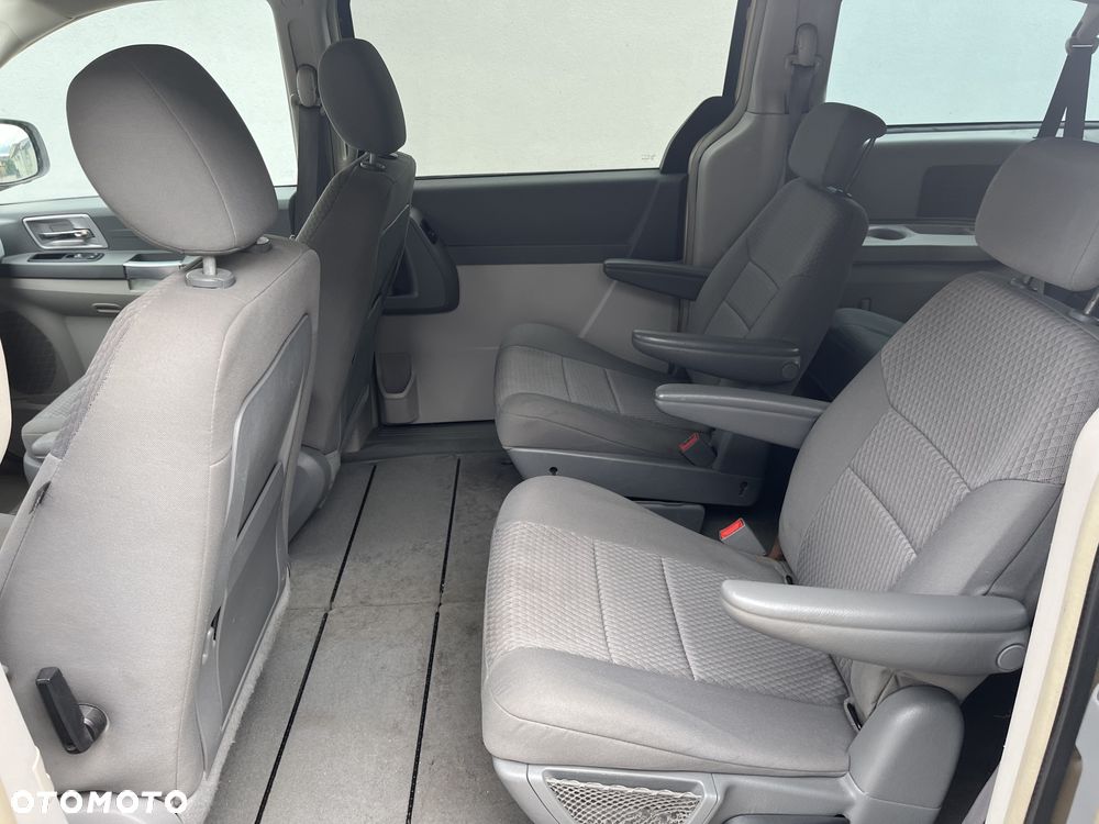 Chrysler Town & Country - 7