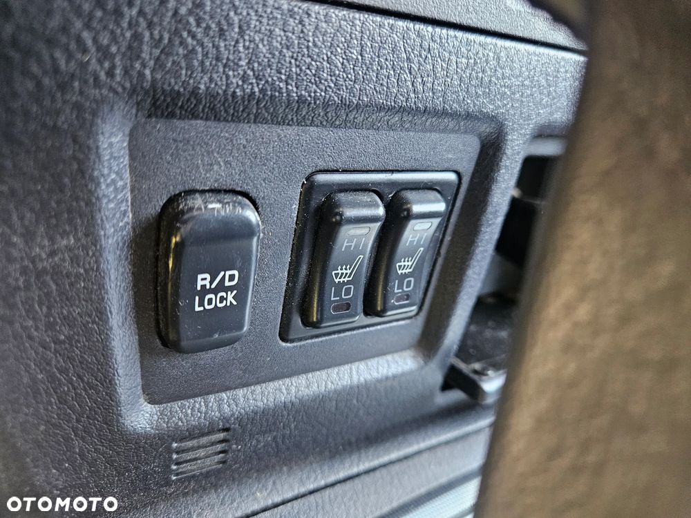 Mitsubishi Pajero - 35