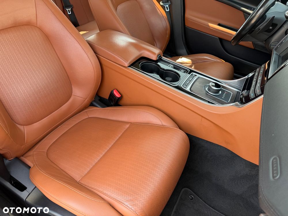 Jaguar XE 2.0 T Portfolio - 35
