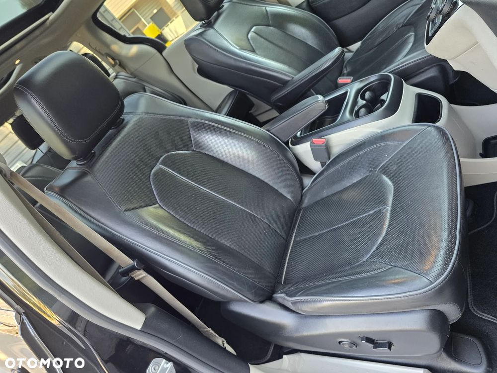 Chrysler Pacifica - 36