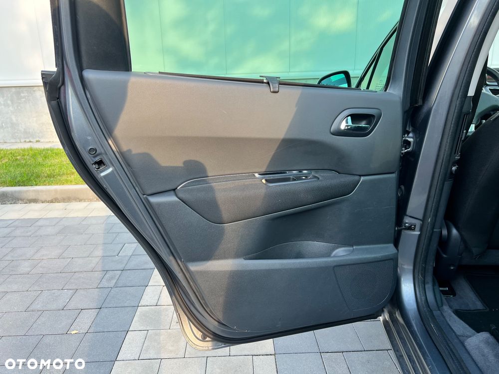 Peugeot 5008 HDI 150 Allure - 25