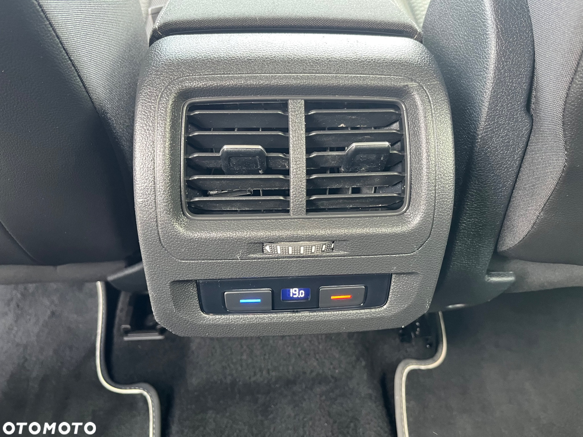 Volkswagen Touran 2.0 TDI SCR DSG Comfortline - 29