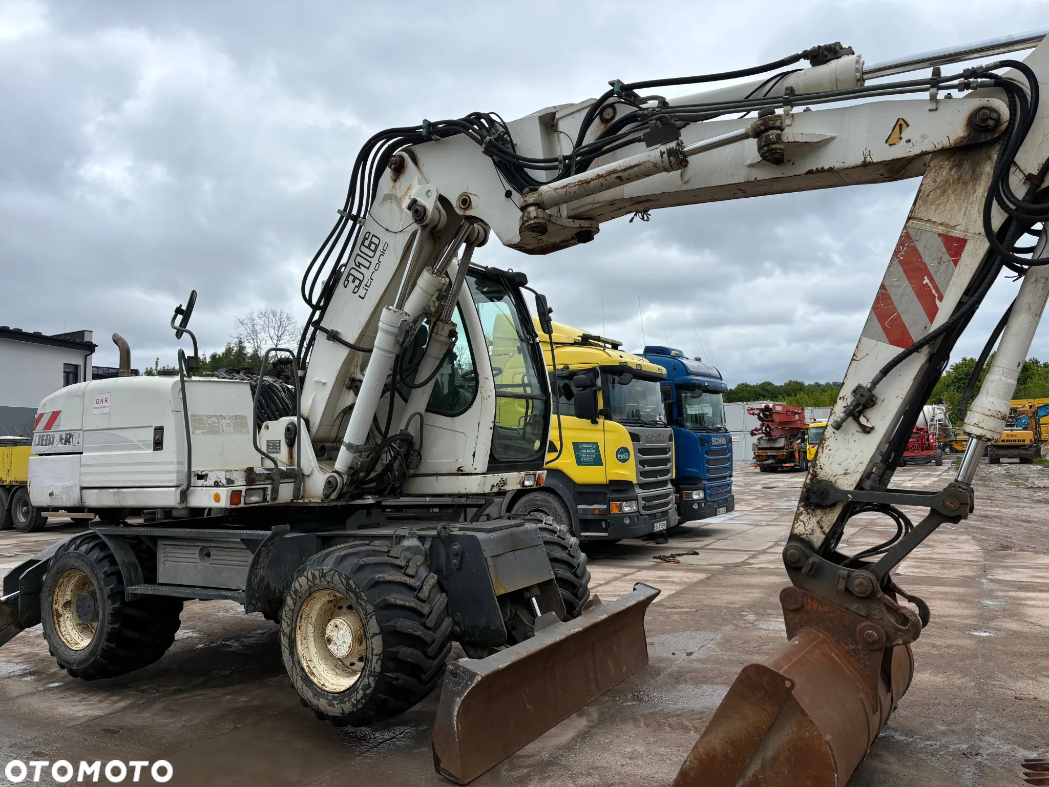 Liebherr A316 z 2004r. / 3 łyżki / podpory / pług - 10