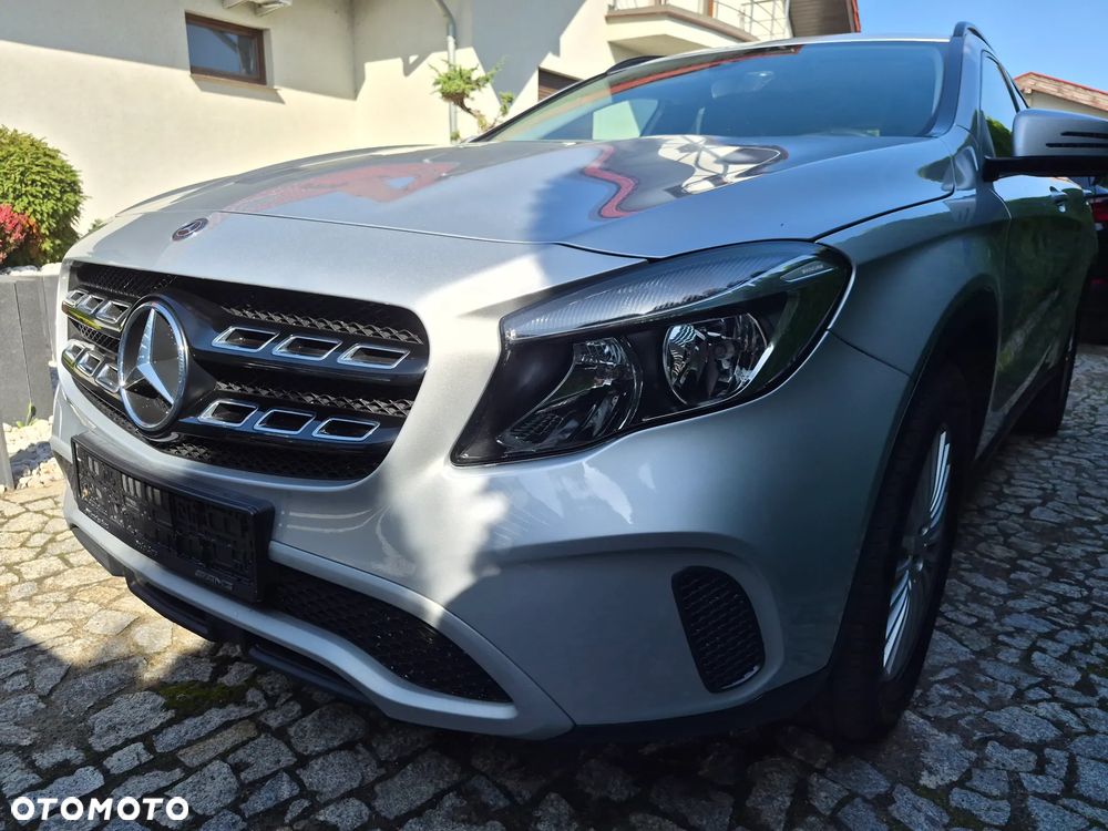 Mercedes-Benz GLA 180 Activity Edition - 11