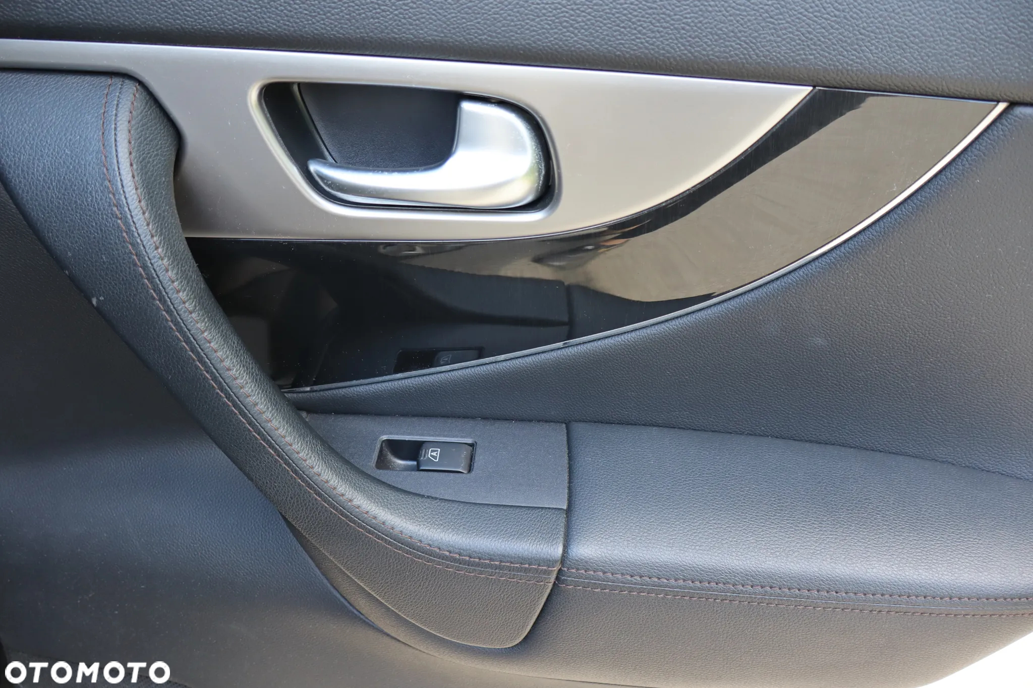 FOTEL FOTELE KANAPA TAPICERKI DRZWI ZAGŁÓWEK TV AUDIOMEDIA SKÓRA INFINITY FX II LIFT QX70S 2012 - 29