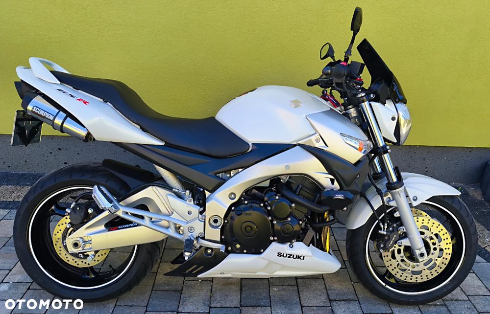 Suzuki GSR - 26