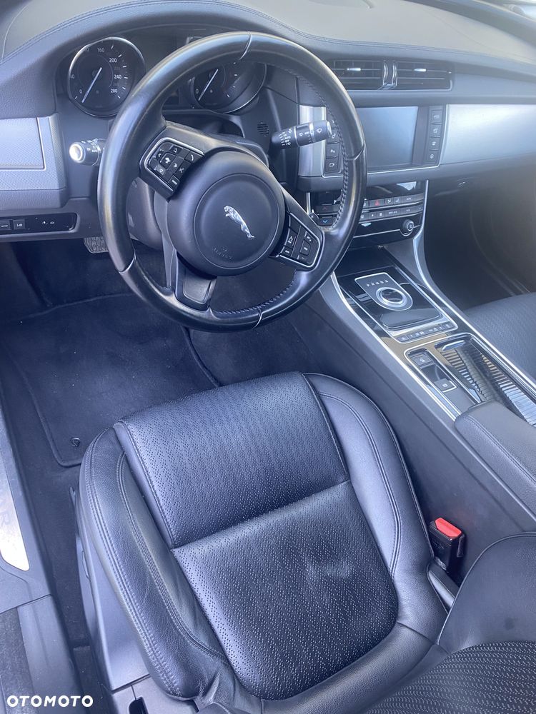 Jaguar XF 2.0 i4D AWD Prestige - 3