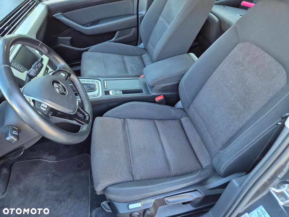 Volkswagen Passat - 11