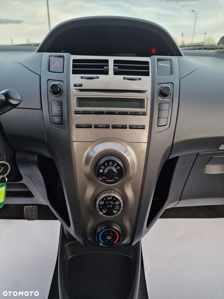 Toyota Yaris 1.0 Premium - 25