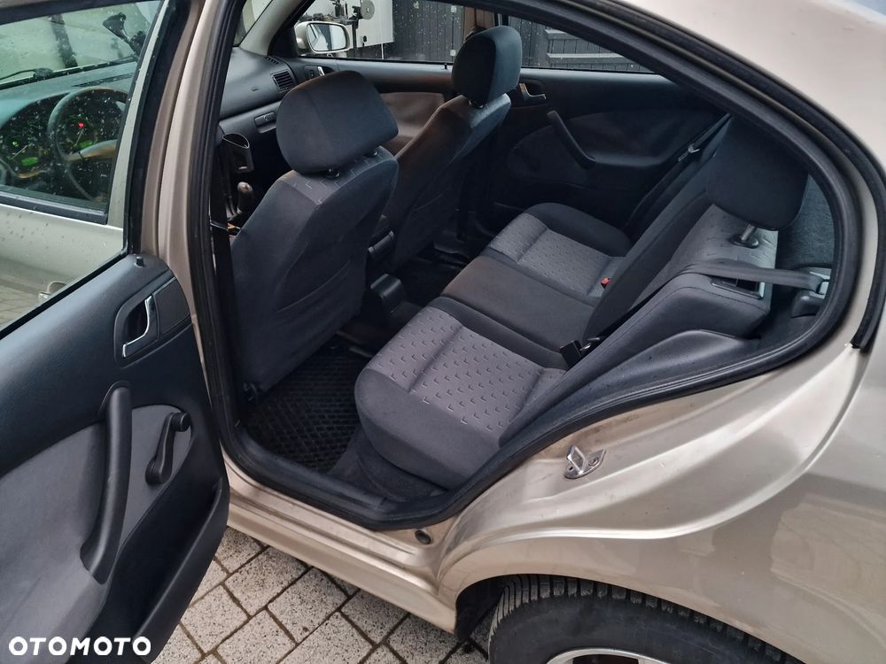 Skoda Octavia 1.6 Tour - 11
