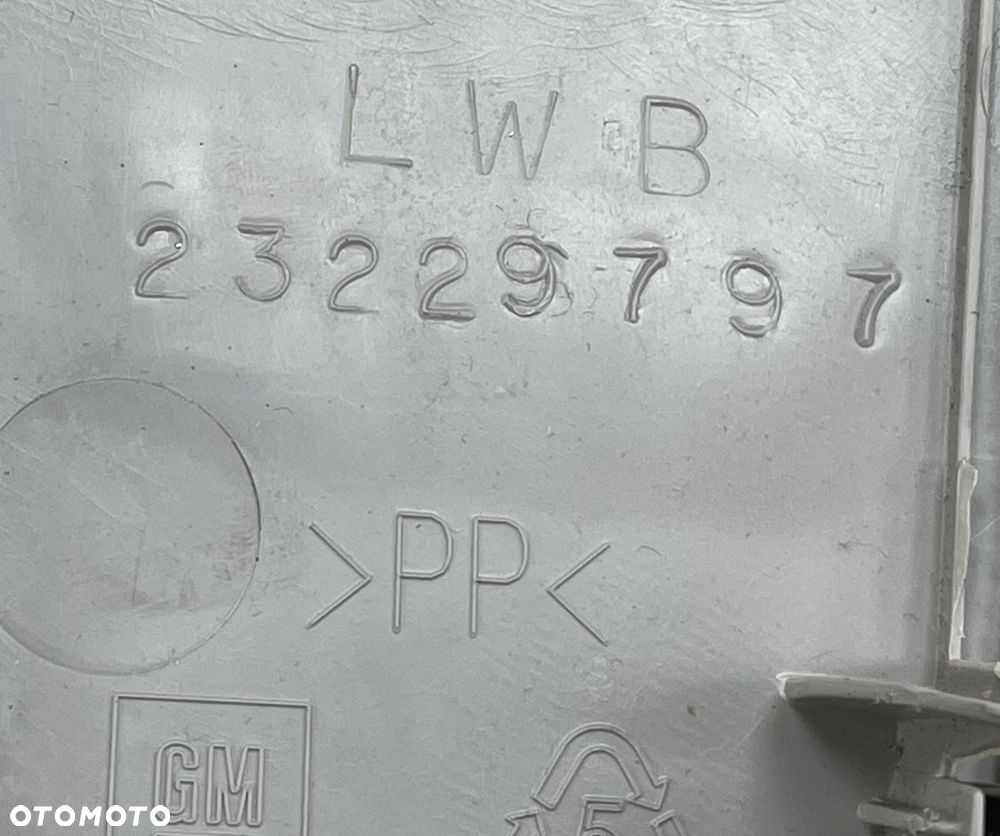 O3 CADILLAC ESCALADE IV 2014 - OSŁONA SŁUPKA C PRAWA ESV LWB 23229802 - 5