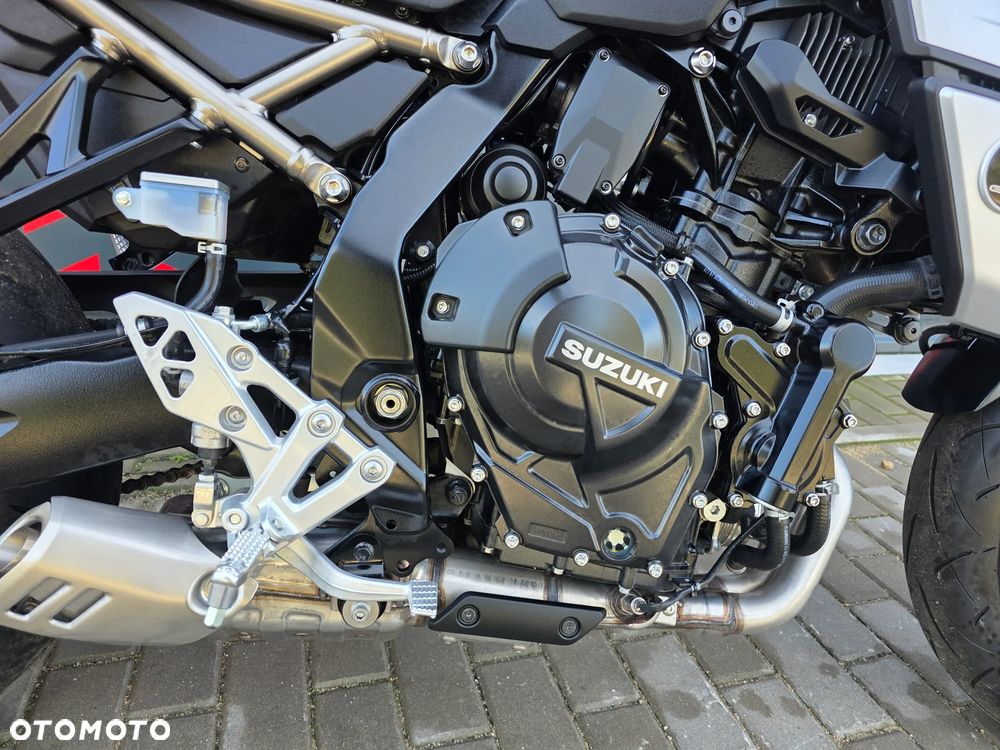 Suzuki GSX - 23