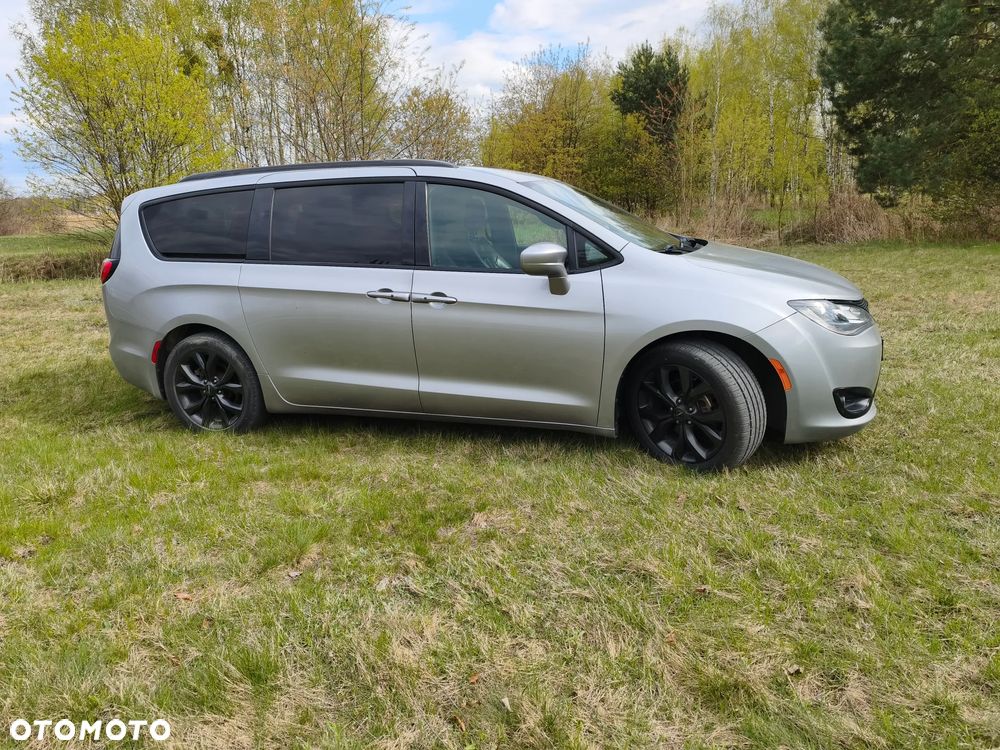 Chrysler Pacifica - 17