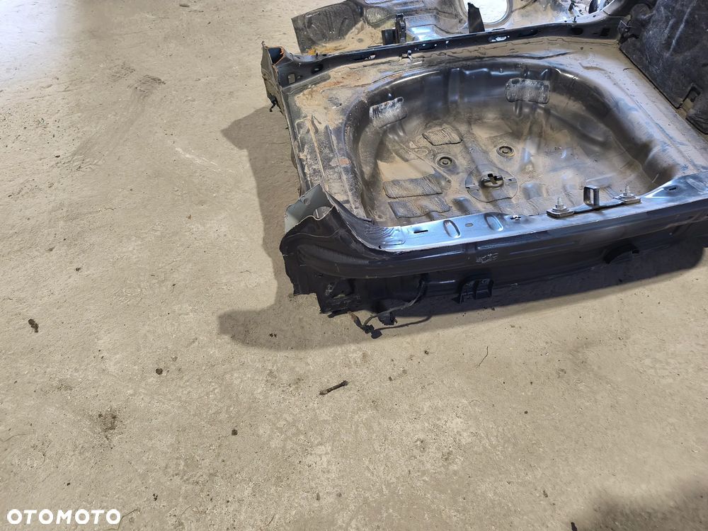 PAS TYLNY WANNA BŁOTNIK PRAWY ĆWIARTKA AUDI A3 8V - 3