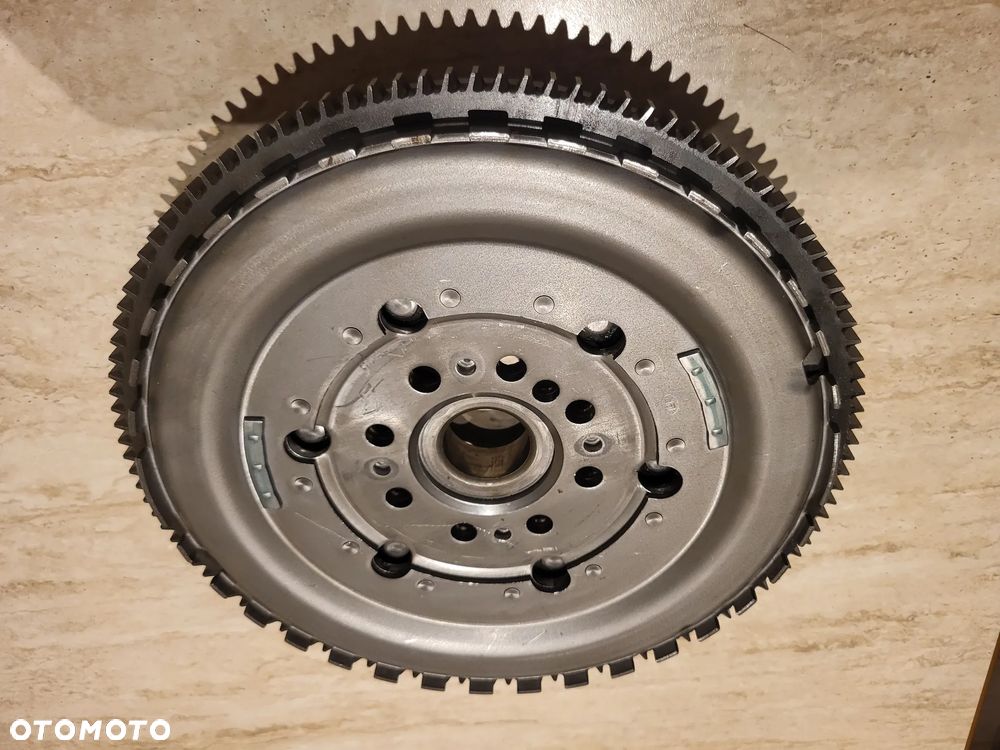 Koło zamachowe dwumasowe manualna (bez łożyska prowadzącego  VOLVO S60 II, S80 II, V60 I, V70 III, XC60 I, XC70 II 2.4D 08.07-02.17 - 1