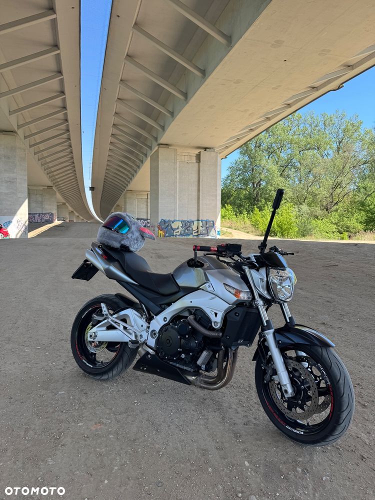 Suzuki GSR - 2