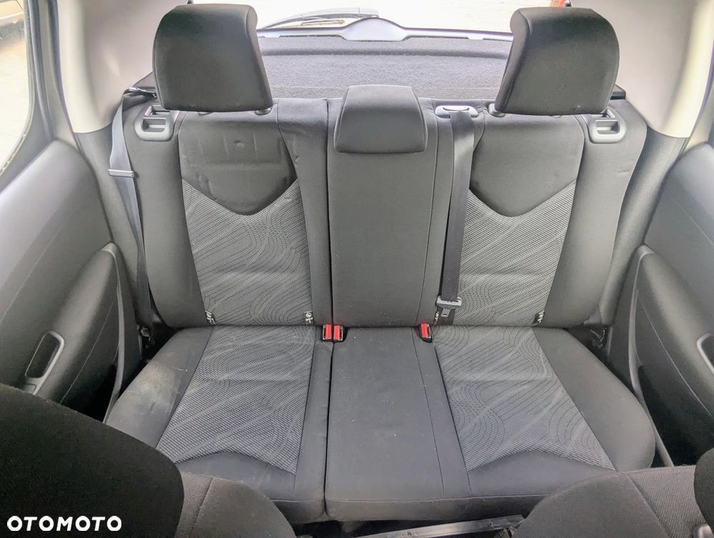 Peugeot 308 2011 1.2 benzyna - Oferuję Peugeot 308 z 2011 roku z silnikiem 1.2 benzyna. Pojazd przeznaczony wyłącznie na części.  Samochód nie jest oferowany jako pojazd do jazdy ani do rejestracji. Sprzedaż dotyczy poszczególnych części i podzespołów.  Silnik uszkodzony. Auto kompletne – wiele elementów w dobrym stanie.  Dane podstawowe pojazdu Marka: Peugeot Model: 308 Rok produkcji: 2011 Silnik: 1.2 benzyna Skrzynia biegów: manualna Nadwozie: hatchback Kolor: czarny Dostępne części (przykładowo): elementy karoserii (drzwi, maska, zderzak) reflektory i lampy skrzynia biegów zawieszenie wnętrze moduły i elektronika układ hamulcowy inne części – zapytaj o dostępność Informacje dodatkowe Sprzedaż części pojedynczych Silnik uszkodzony Cena zależna od wybranej części Możliwa wysyłka lub odbiór osobisty Kontakt przez wiadomość lub telefonauto na części - 11