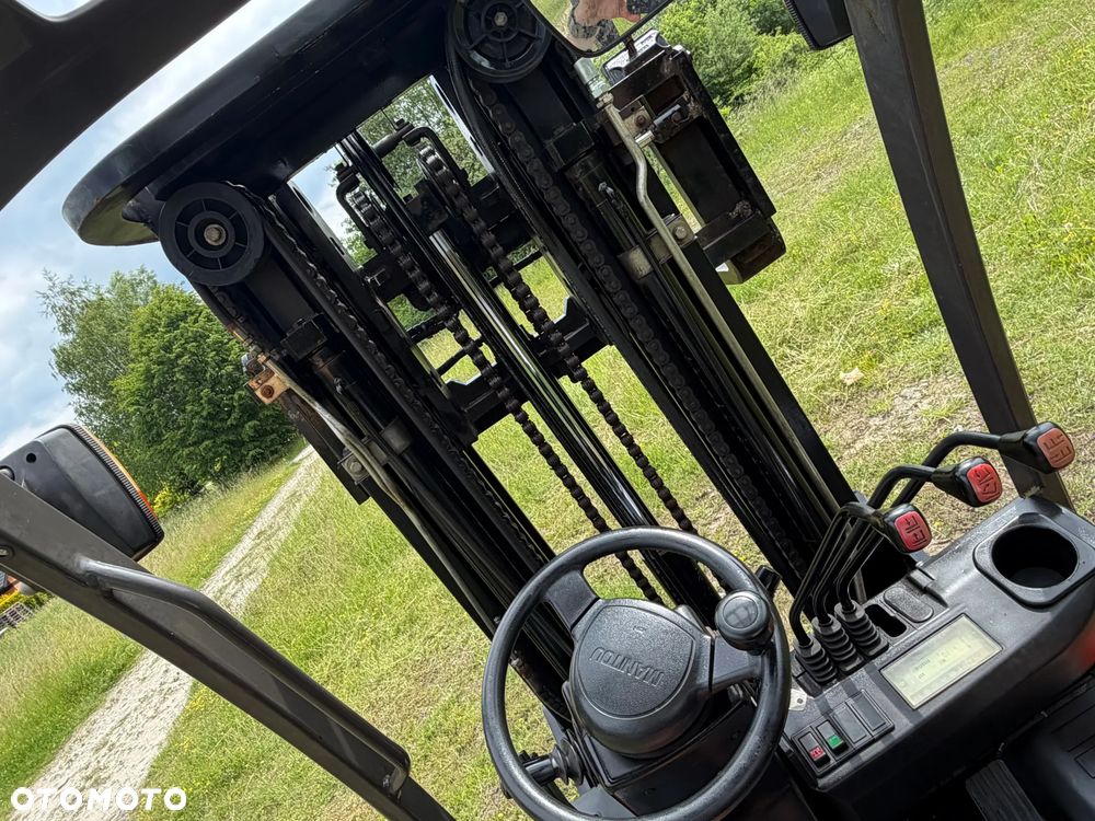 Manitou MI25D Wózek Widłowy 2,5 tony. Posuw Hydrauliczny. tylko 2500mtg. Maszt triplex. Wolny skok! Wysokość Podnoszenia 5 metrów. Jak nowy z Salonu. Pochodzi z Norweskiego Gospodarstwa! Aktualne przeglądy DEKRA i serwisy!  Silnik Yanmar. Małe gabarety bardzo zwrotna maszyna! Zero luzów wycieków i zniszczeń. OKAZJA. Pełny ORYGINAŁ! Rok Prod. 2014. Oświetlenie. OKAZJA - 5