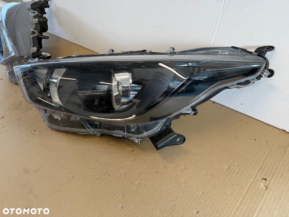 TOYOTA YARIS IV - LAMPA ZWYKŁA SOCZEWKA  PRAWA - 5