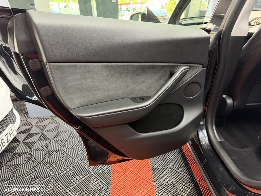 Tesla Model Y Long Range Dual Motor AWD - 11