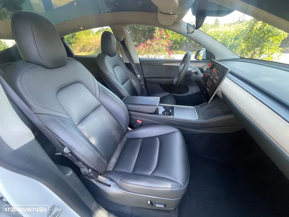 Tesla Model Y Long Range Dual Motor AWD — fotografia 11