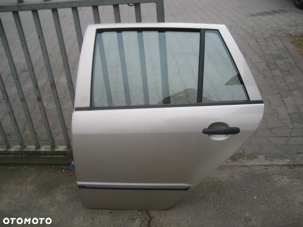 skoda fabia kombi 1 i lift 04-07r drzwi tył lewe kod lakieru 9201