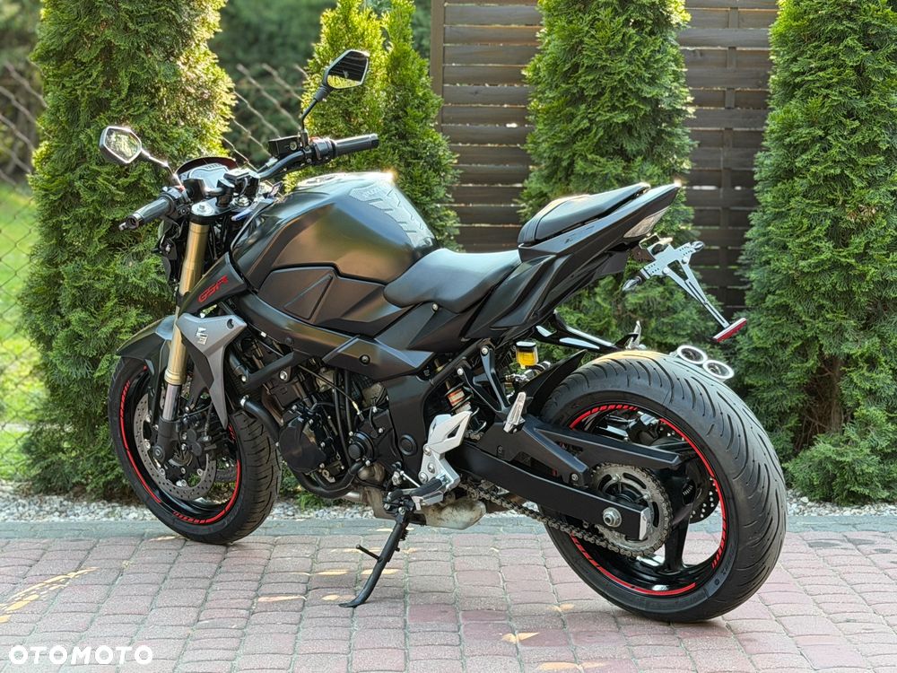Suzuki GSR - 8