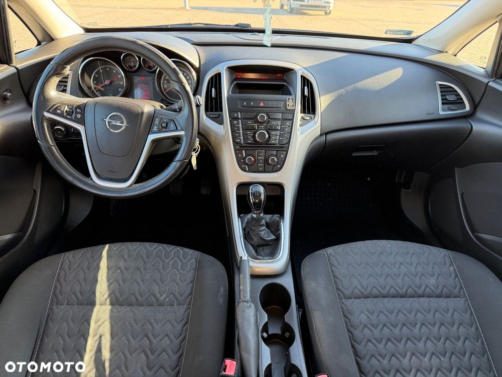 Opel Astra 2013 photo 2