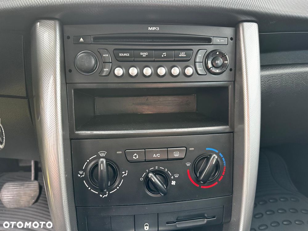 Peugeot 207 - 24