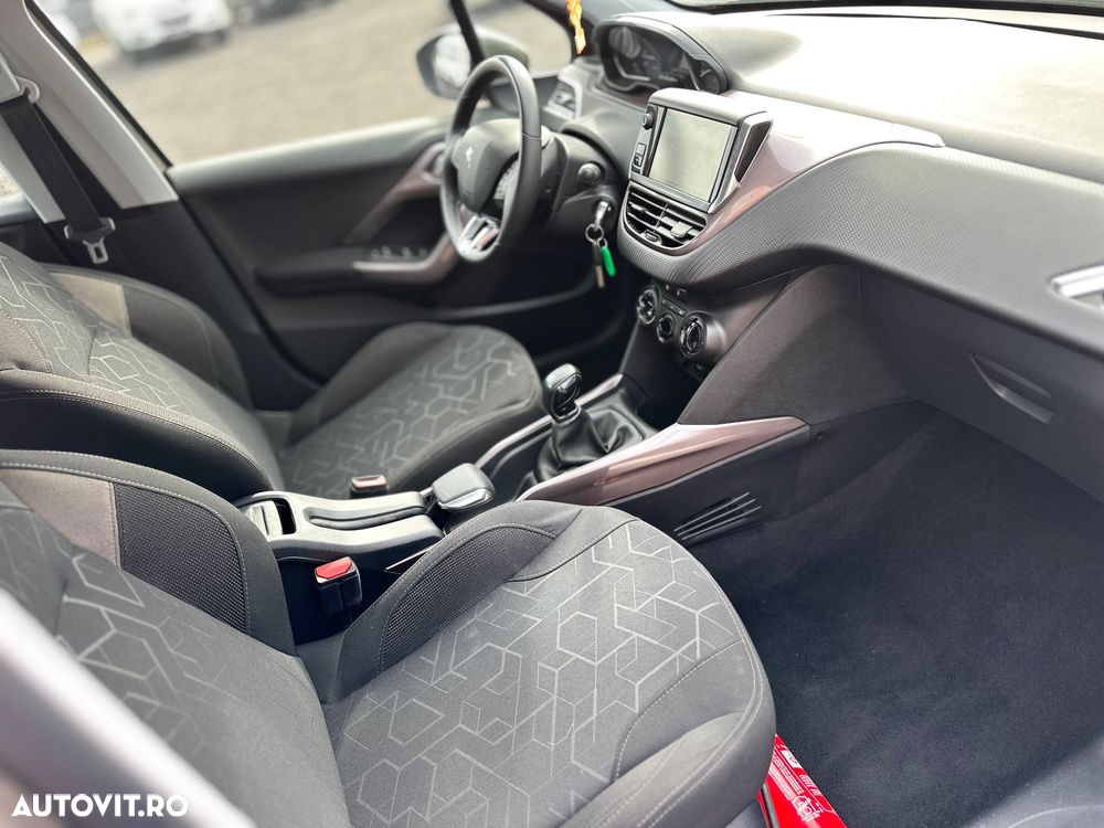 Peugeot 2008 1.2 L PureTech Allure - 6