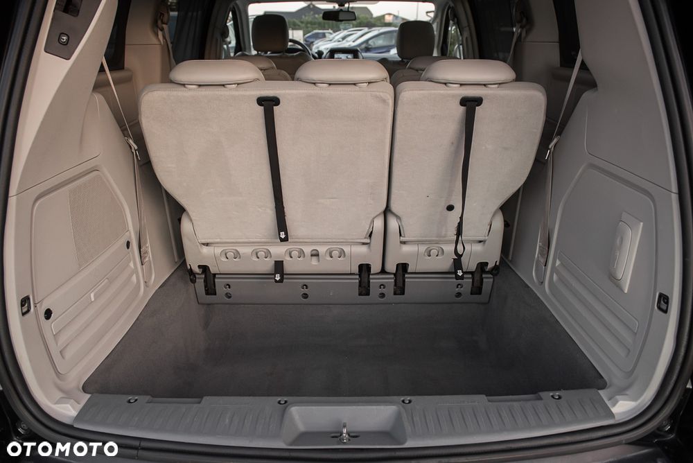 Chrysler Town & Country - 34