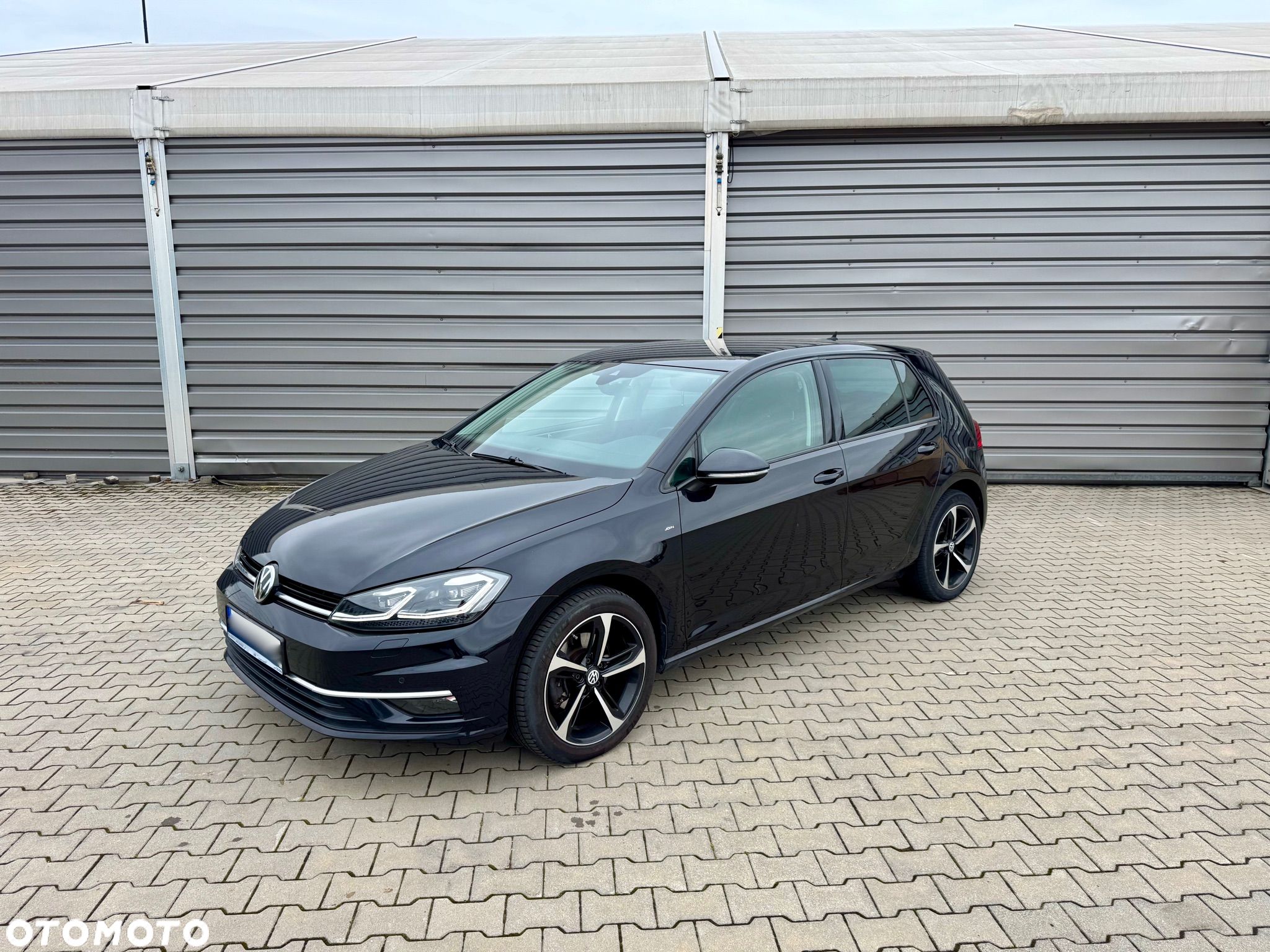 Volkswagen Golf - 1
