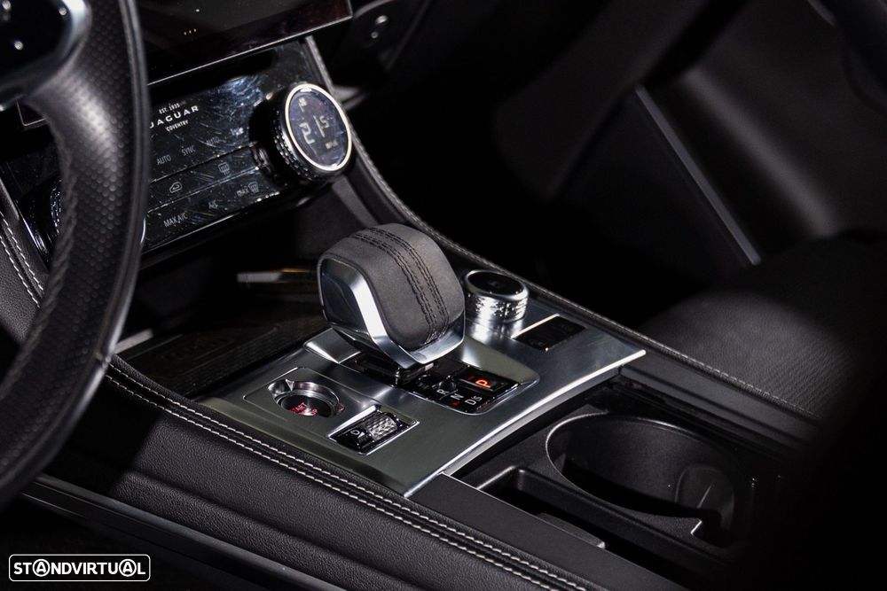 Jaguar F-Pace 2.0 D200 AWD R-Dynamic SE - 19