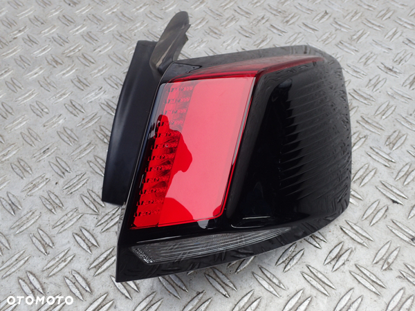 LAMPA PRAWY TYŁ PEUGEOT 3008 II 2 9810477080 RADOM