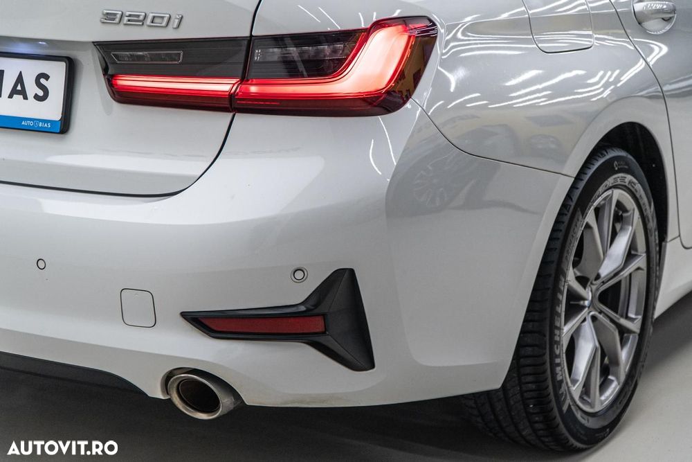 BMW Seria 3 320i Aut. Sport Line - 37