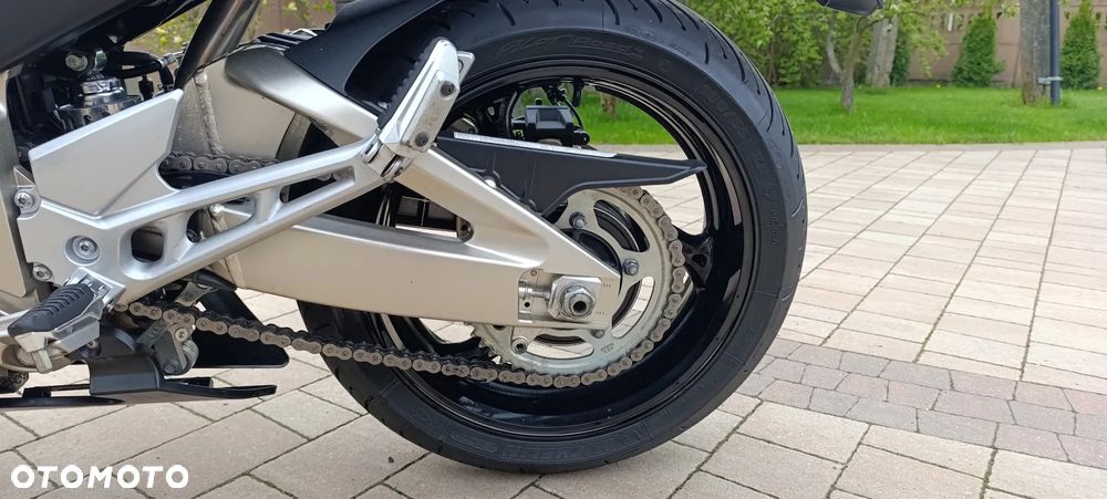 Suzuki GSR - 34