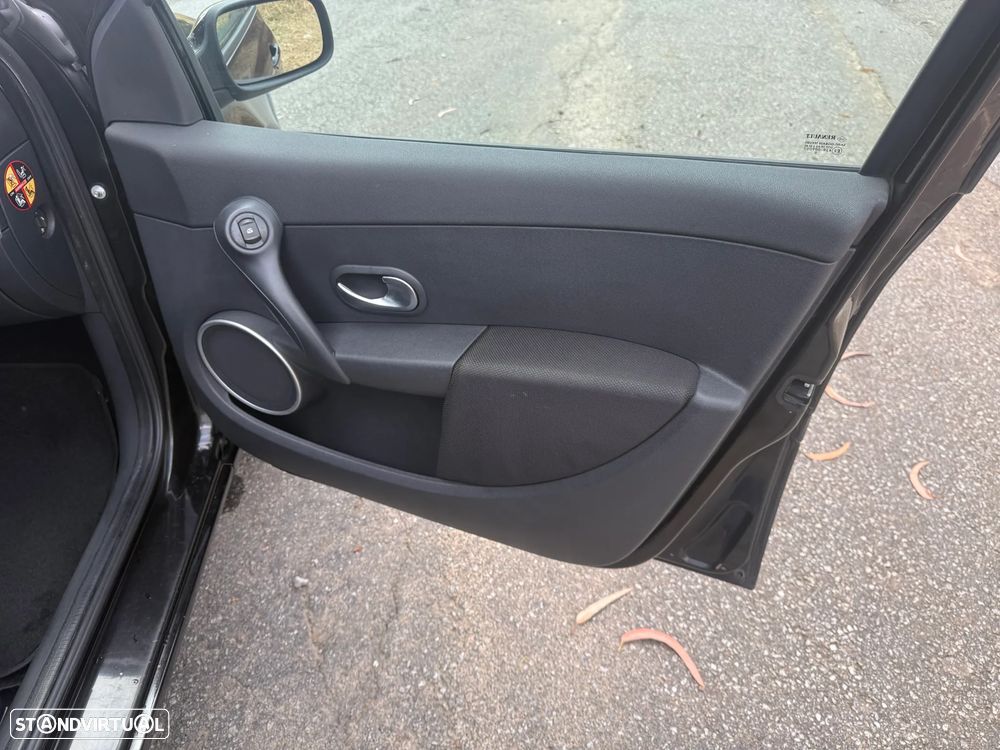 Renault Clio 1.2 16V Confort Dynamique - 14