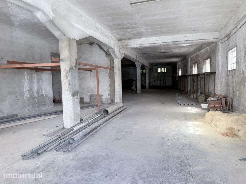 Armazem no centro historico de Rio Maior com 380 m2 - 2 pisos - Grande imagem: 2/8