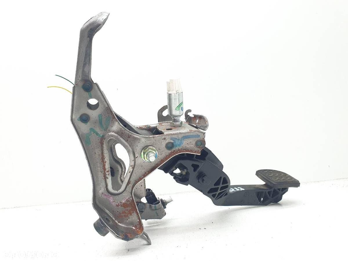 PEDAŁ SPRZĘGŁA DŹWIGNIA TOYOTA YARIS III EUROPA P15 1.3 - 6
