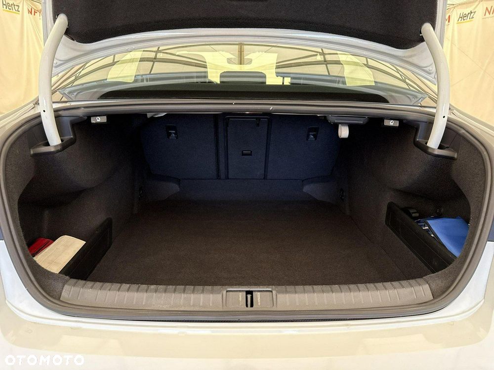 Volkswagen Passat - 20