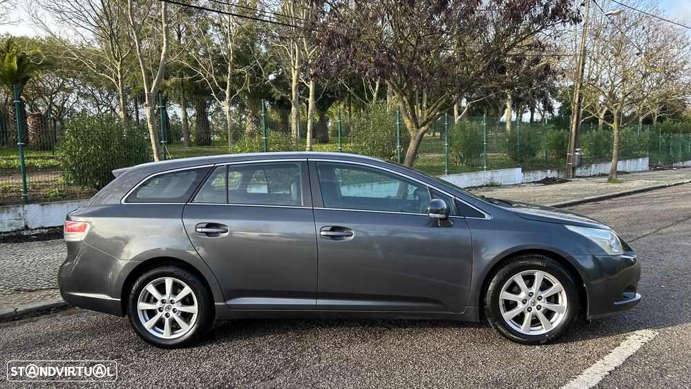 Toyota Avensis SW 2.0 D-4D Premium Sport+GPS - 4