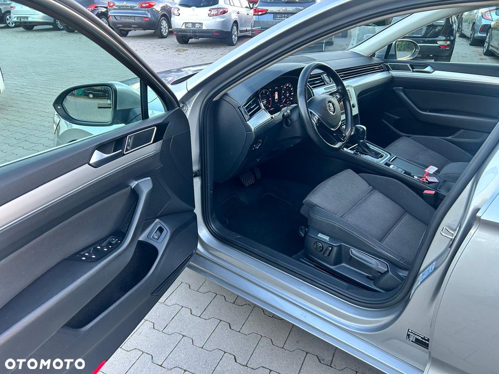 Volkswagen Passat 2.0 TDI SCR DSG Comfortline - 23