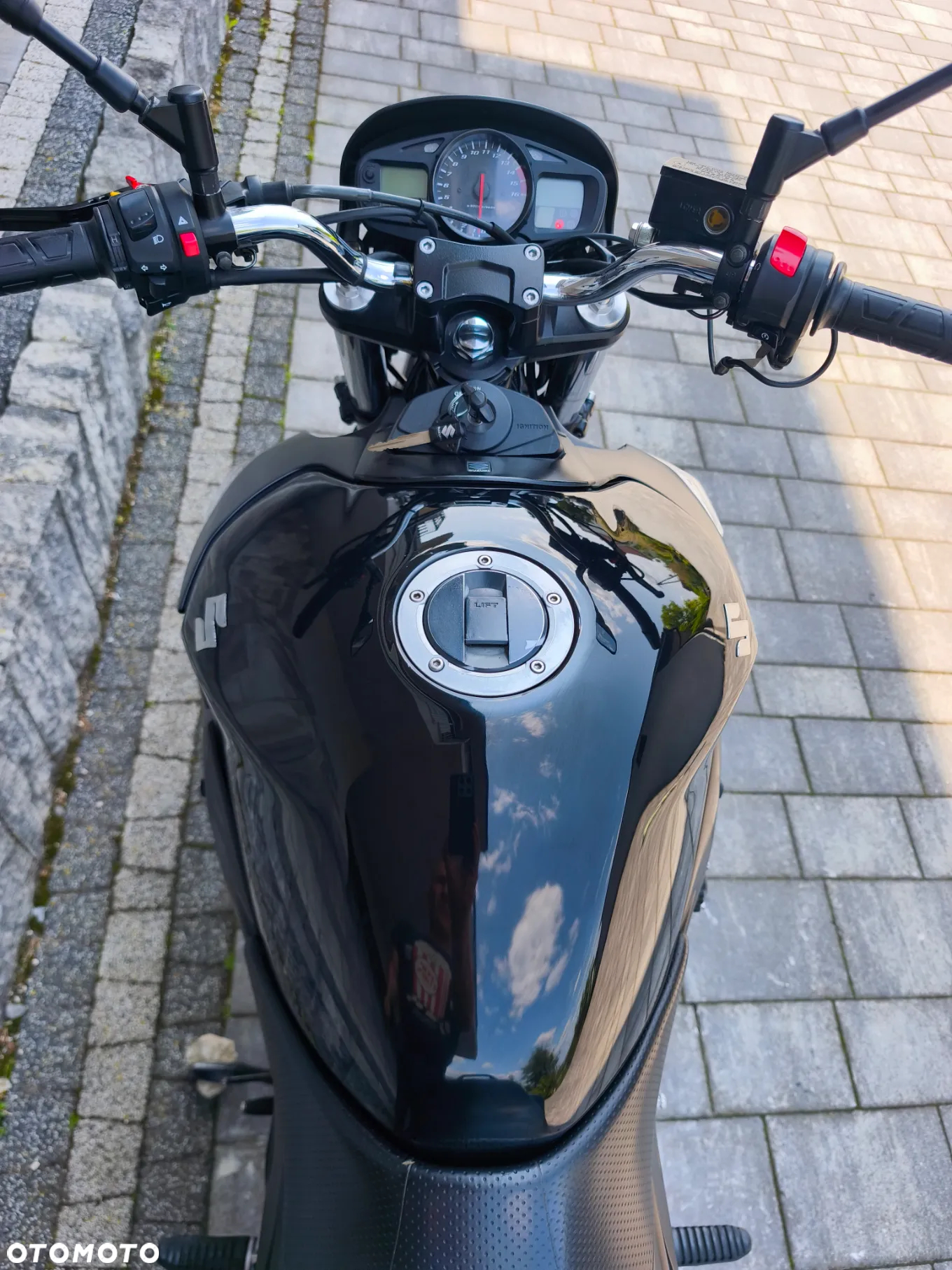 Suzuki GSR - 13