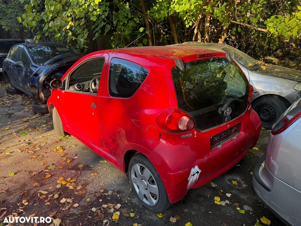 Dezmembrez Toyota Aygo rosu coupe 2006 1.0 benzina - 4