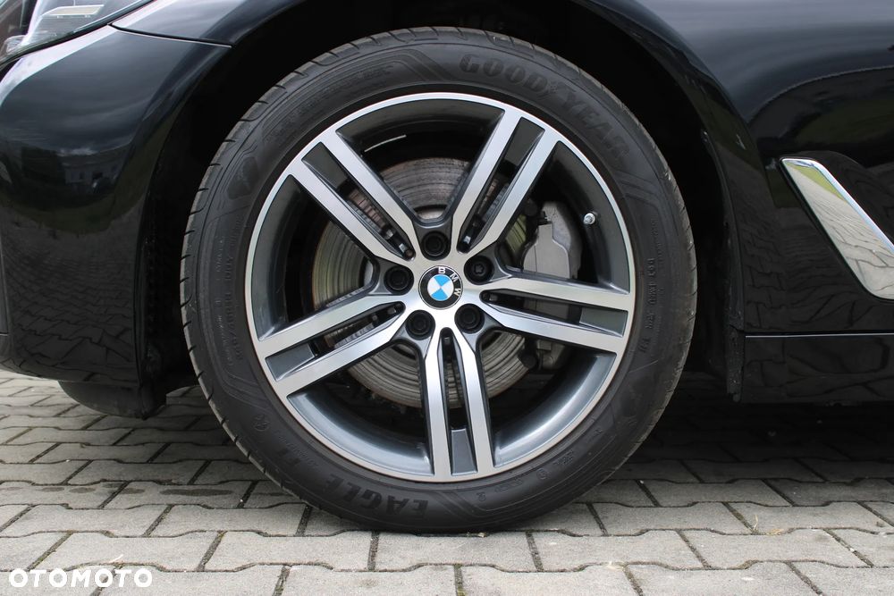 BMW Seria 5 530i xDrive mHEV - 11