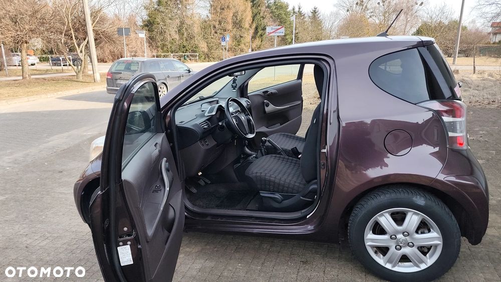 Toyota iQ - 5